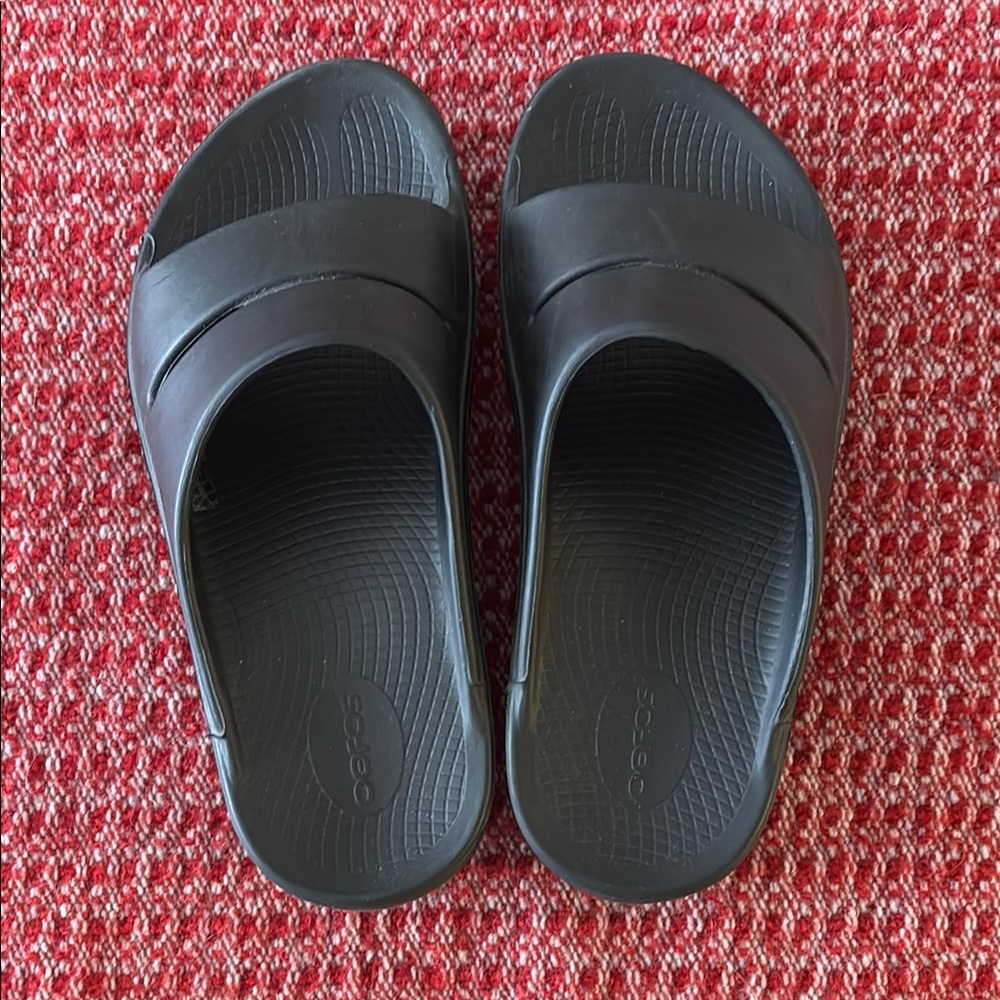 OOFOS Dark Slide Sandals Women’s 10 or Men’s 8